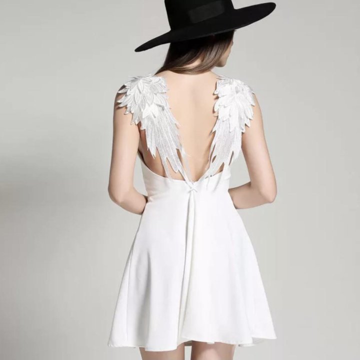 Платье белое с крыльями