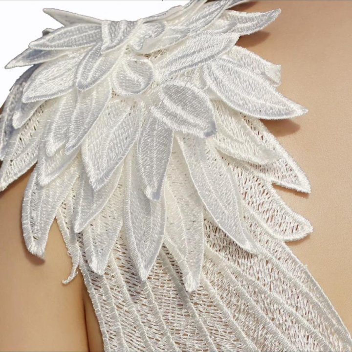Платье белое с крыльями