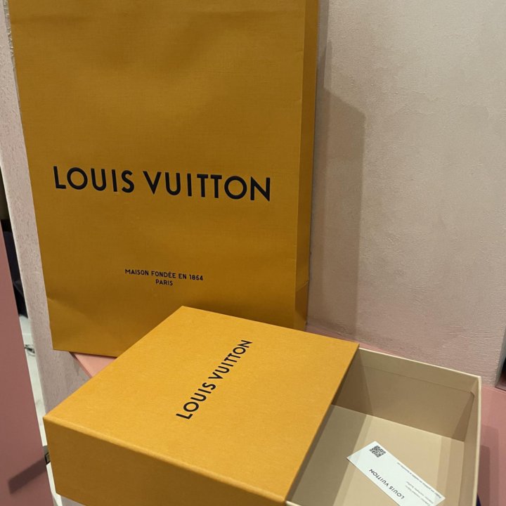 Пакет и коробка Louis Vuitton