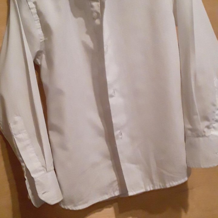Белая рубашка с длинным рукавом на мальчика 6-9 л.