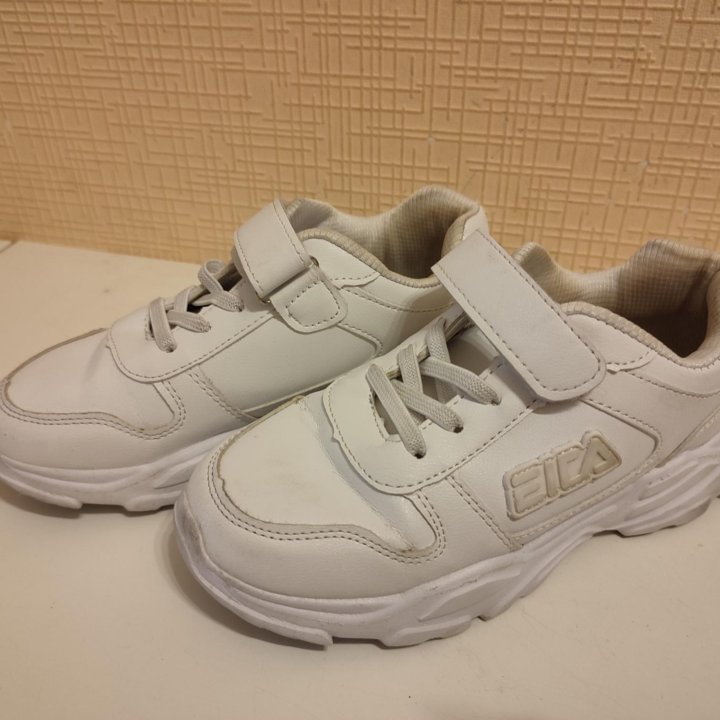 Кроссовки 33р