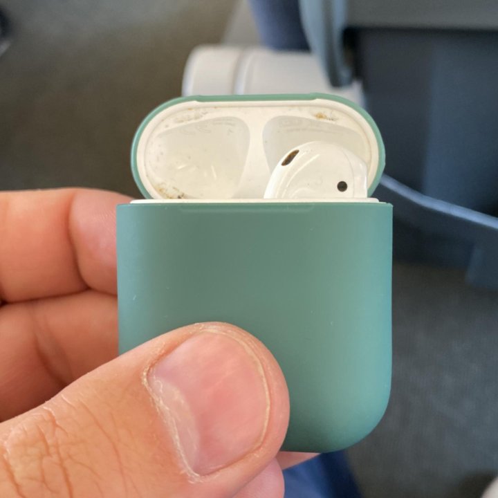 Кейс AirPods 1 , с правым наушником .