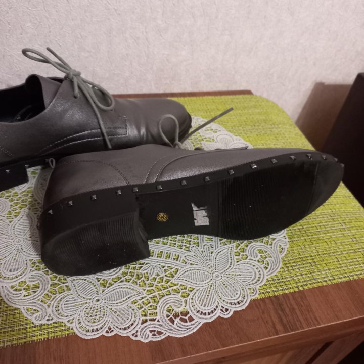 Ботинки жен. 38р.