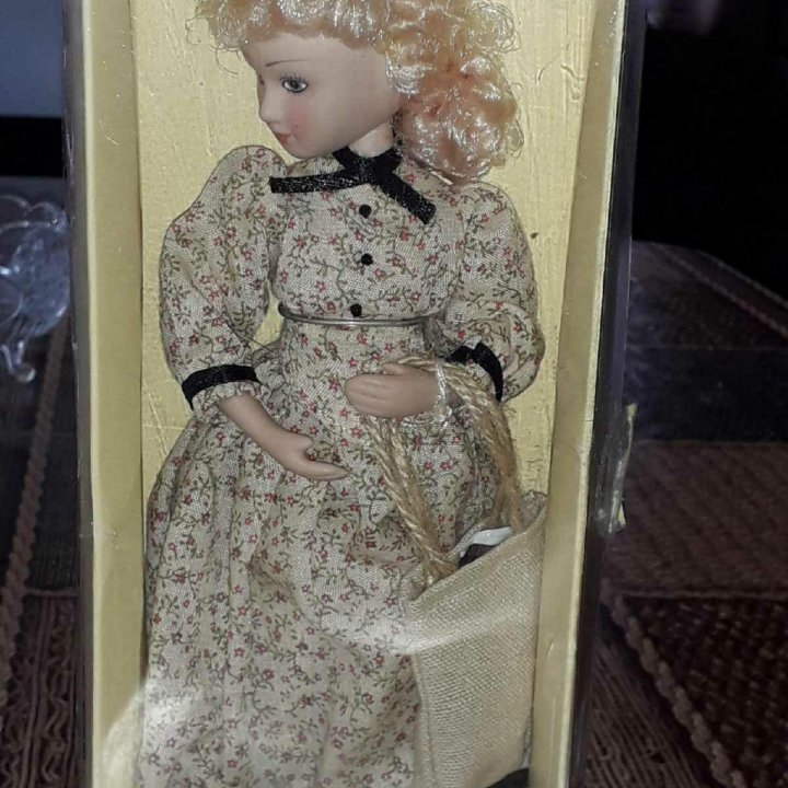 Кукла фарфоровая коллекционная.
