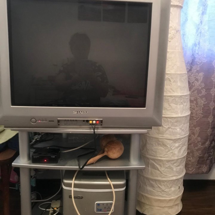 телевизор Toshiba с тумбой его и пультом