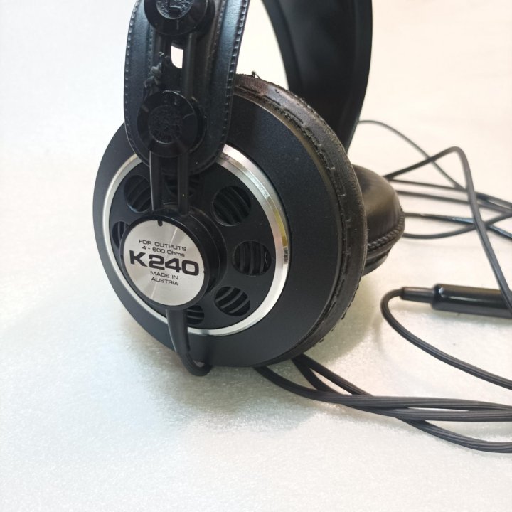 Студийные наушники AKG K240 Austria