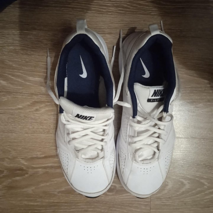 Nike T-LITE XL