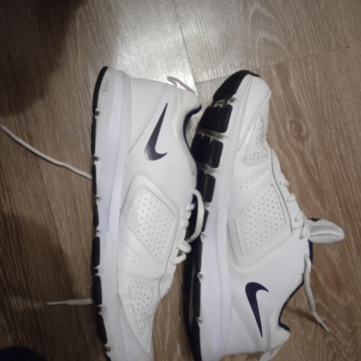 Nike T-LITE XL