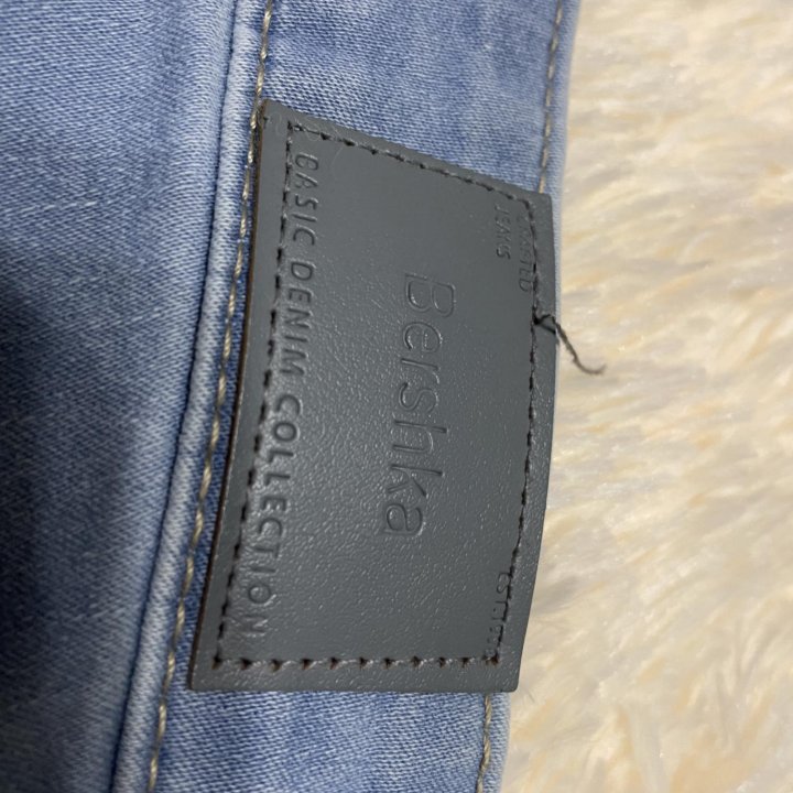 Джинсы женские Bershka