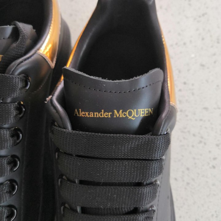 Новые кроссовки Alexander McQUEEN