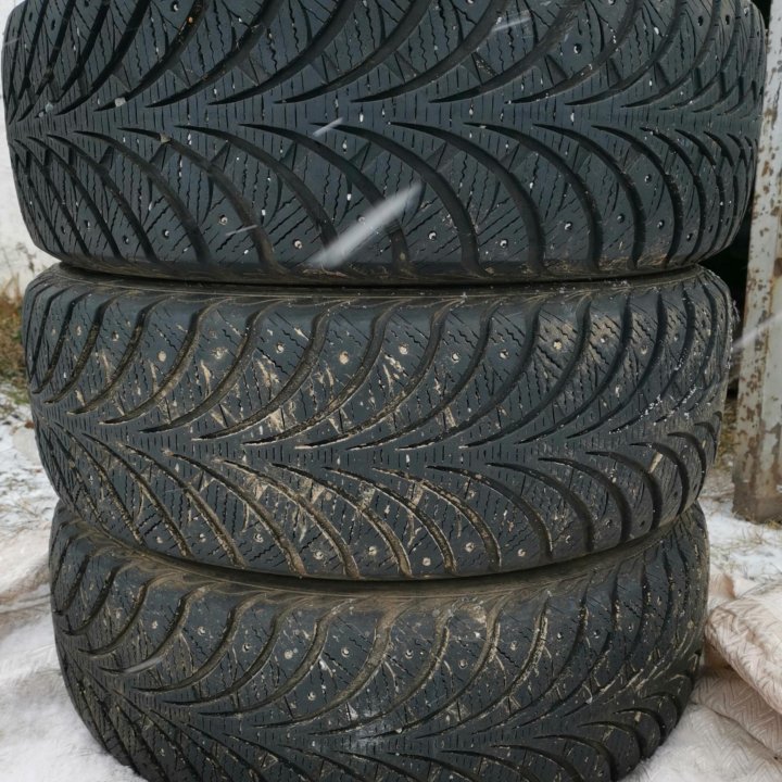 GOODYEAR ULTRA GRIP EXTREME. 195/60/15