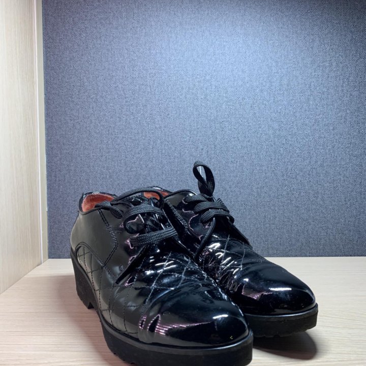 Pas de rouge, лаковые ботинки