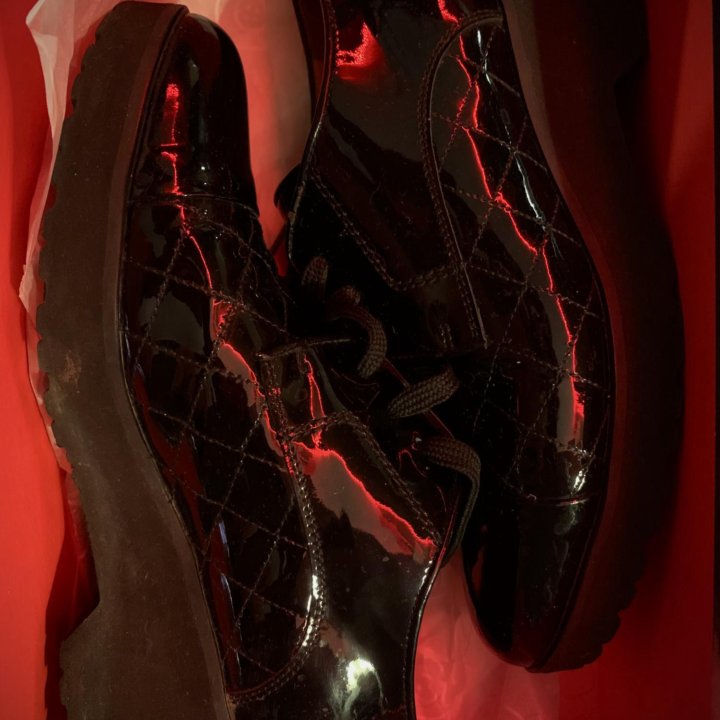 Pas de rouge, лаковые ботинки