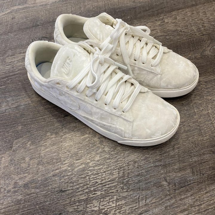 Бархатные кеды Nike