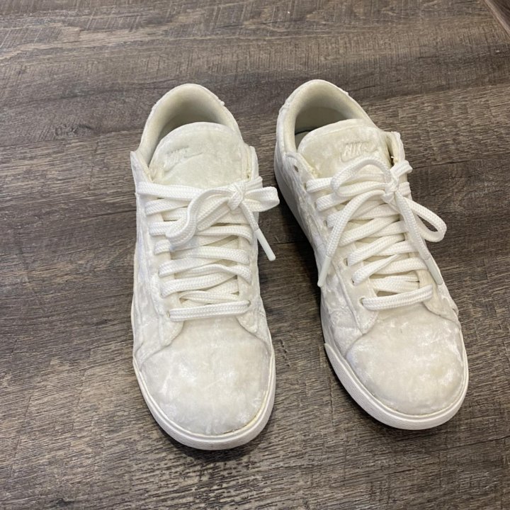 Бархатные кеды Nike