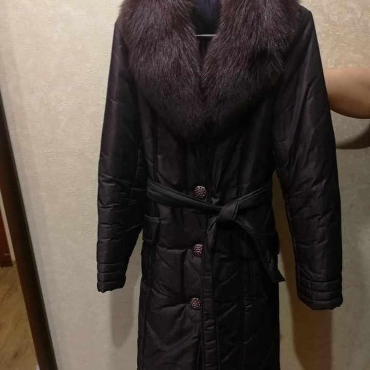 Зимнее женское пальто с меховым воротником
