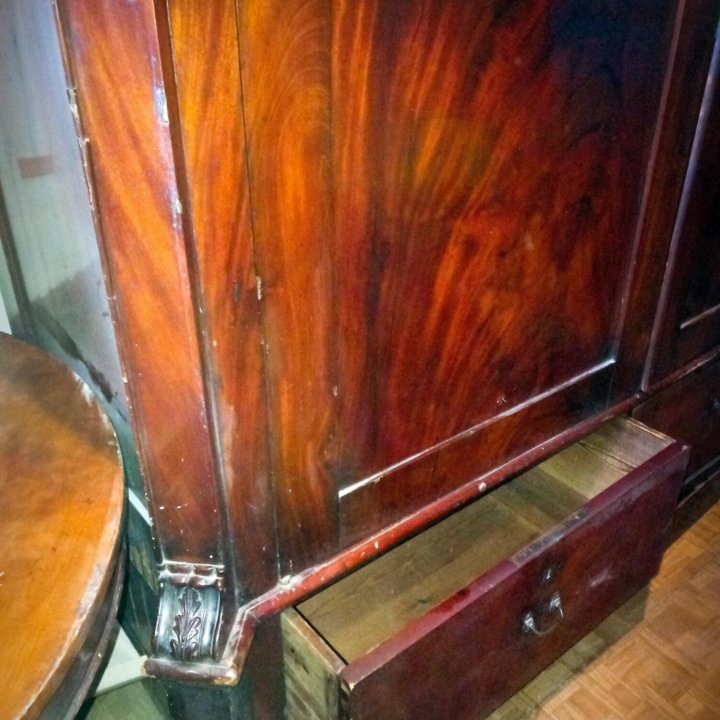 Платяной шкаф шифоньер старинный 19 век