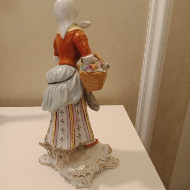Дама с корзинкой, фарфор, Германия, 19-20 век