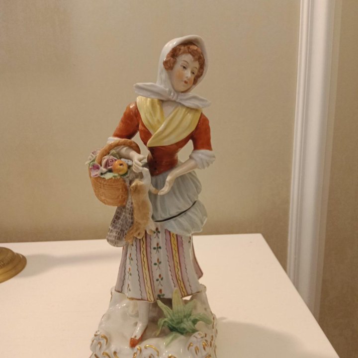 Дама с корзинкой, фарфор, Германия, 19-20 век