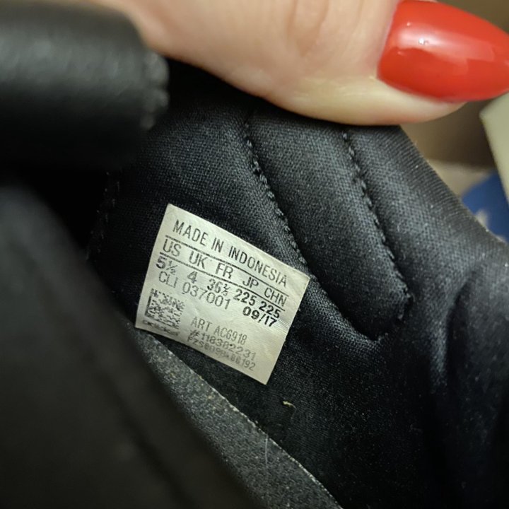 Кроссовки Адидас