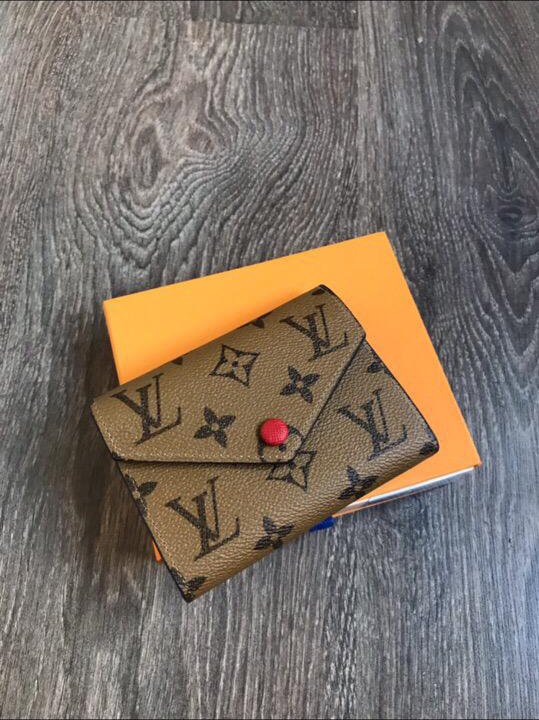 Кошелёк Louis Vuitton с красной кнопкой