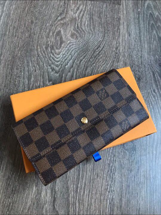 Кошелёк Louis Vuitton на кнопке