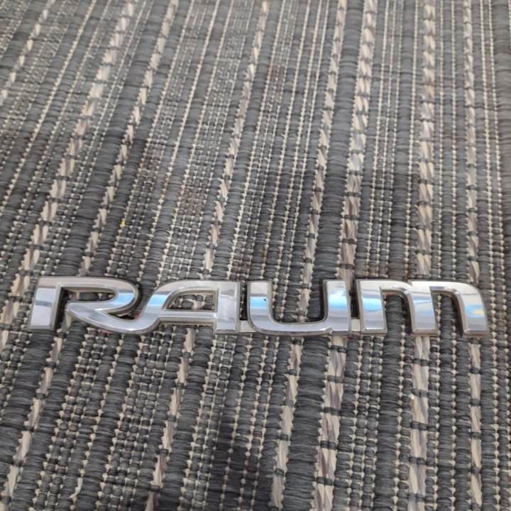 Шильдик RAUM