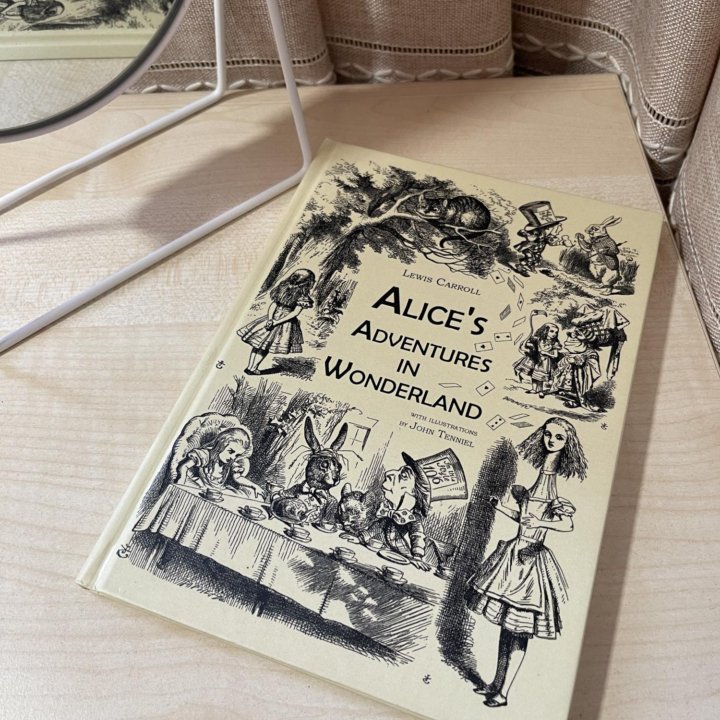Новая книга на английском «Алиса в стране чудес»