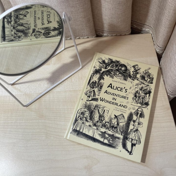 Новая книга на английском «Алиса в стране чудес»