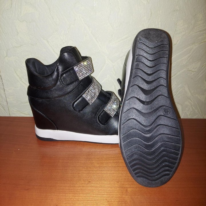 Ботинки на танкетке