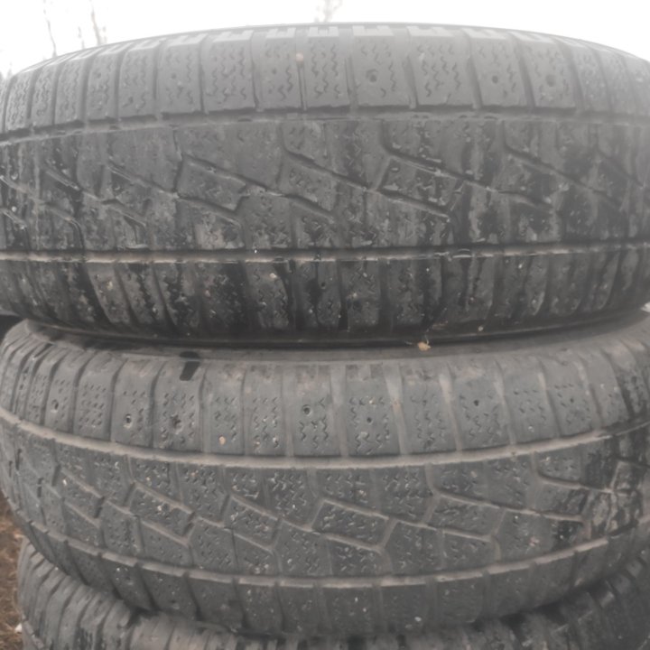 Пара Kumho I'Zen Stud KW11, 235/70/16