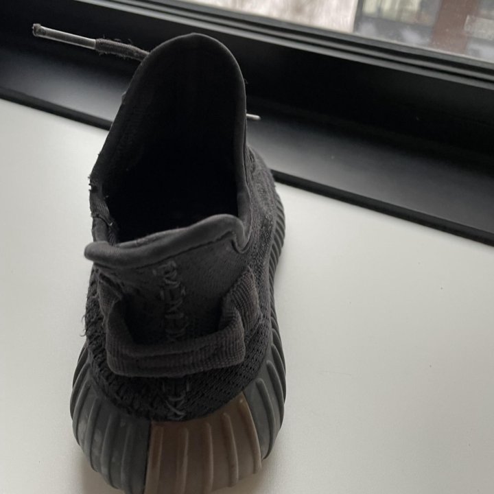 Кроссовки adidas yeezy boost разм 35-36.