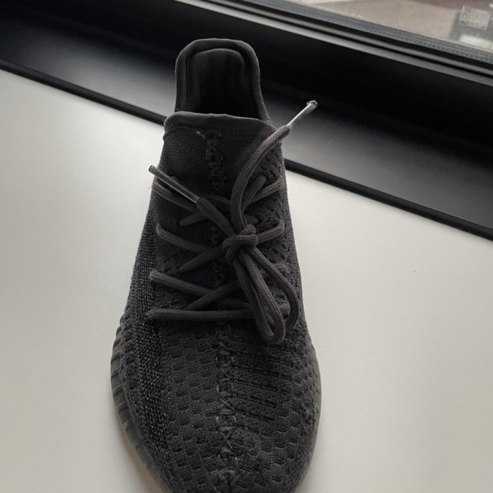 Кроссовки adidas yeezy boost разм 35-36.