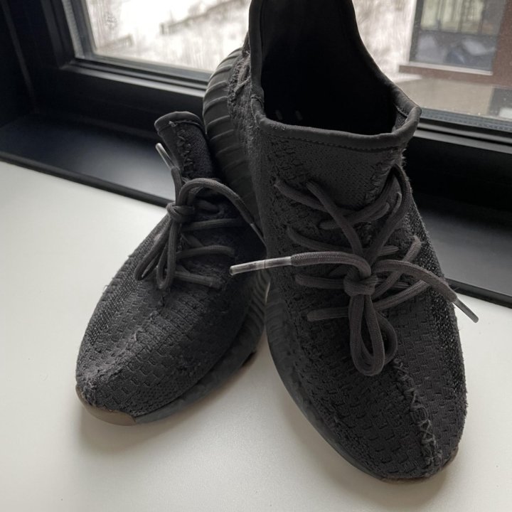 Кроссовки adidas yeezy boost разм 35-36.