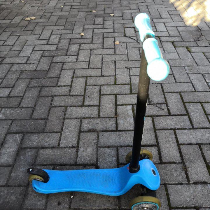 Синий самокат Globber