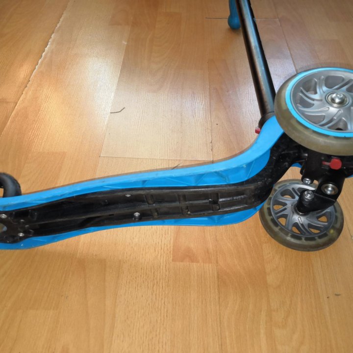 Синий самокат Globber