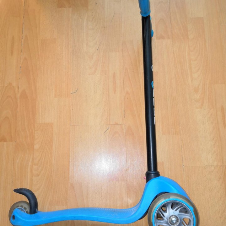 Синий самокат Globber