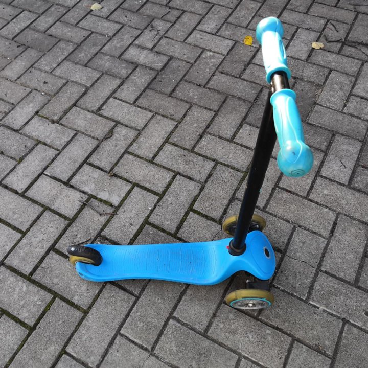 Синий самокат Globber