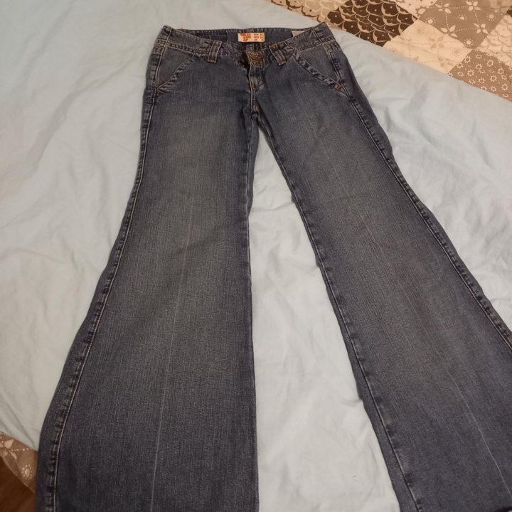 Джинсы клеш