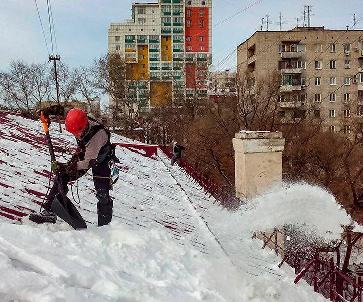 Чистка крыш от снега. Удаление кромки льда, сосуле