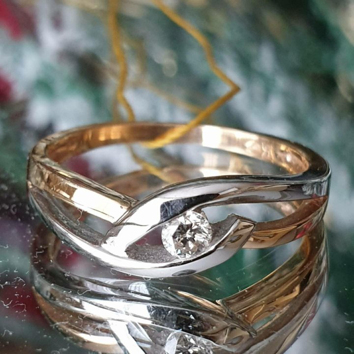 Кольцо с бриллиантом