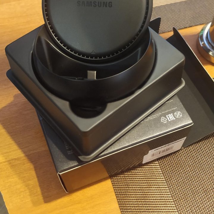 Док-станция Samsung DeX Station EE-MG950