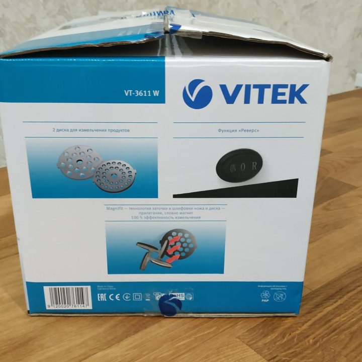 Мясорубка электрическая Vitek.