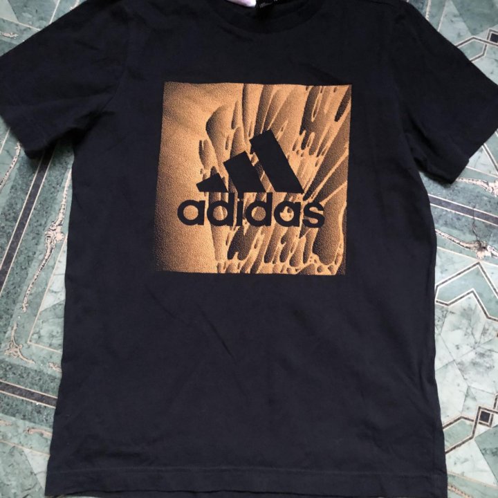 Футболка Adidas.