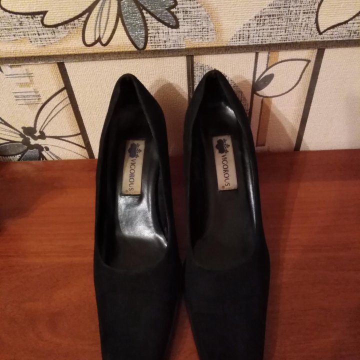 Туфли черные замшевые на каблуке-р.38,5
