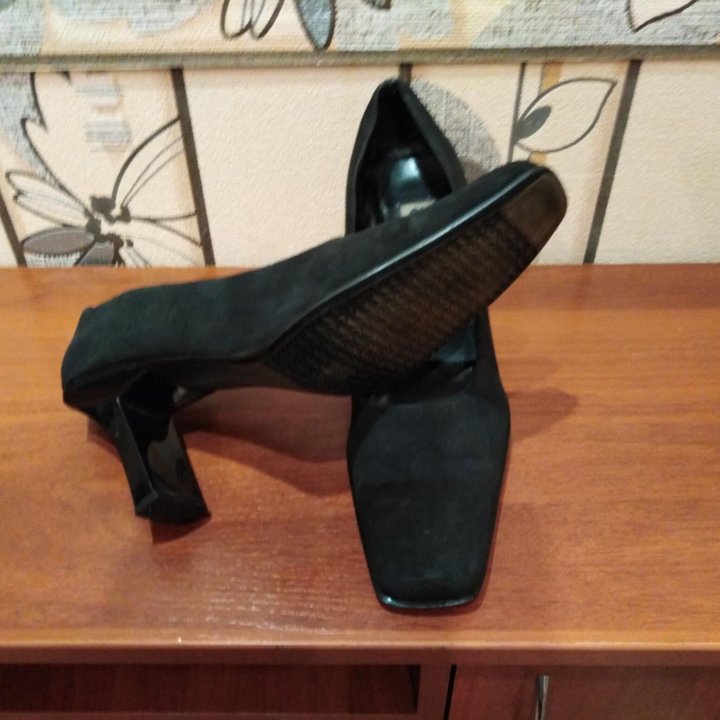 Туфли черные замшевые на каблуке-р.38,5