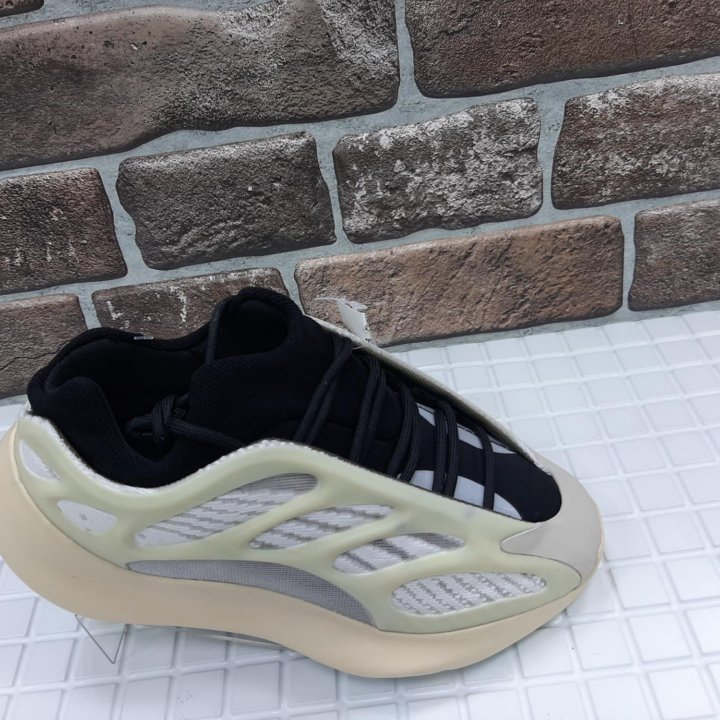 Кроссовки Adidas yeezy boost 700 v3