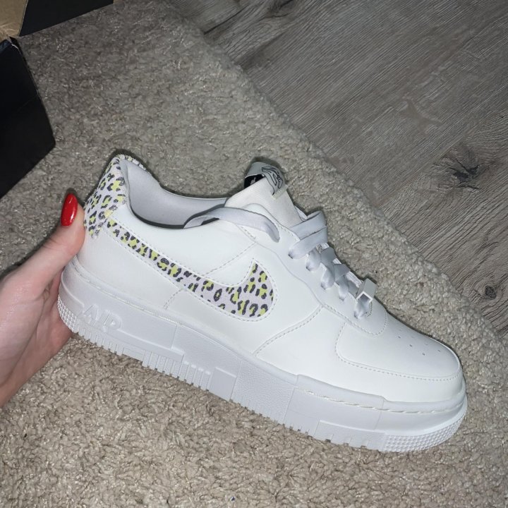 Nike Air Force 1 Pixel