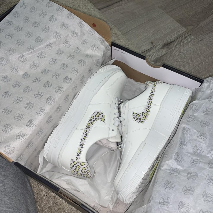 Nike Air Force 1 Pixel