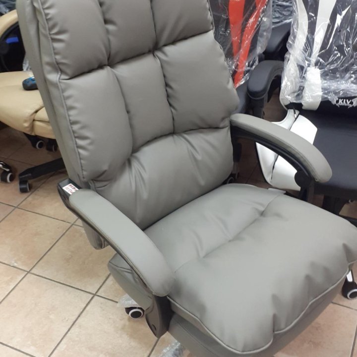 Кресло руководителя очень удобное, компьютерное